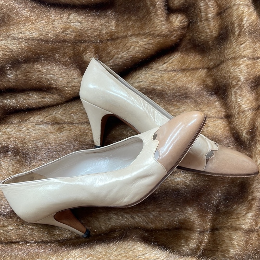 CHANEL Two-Tone Cream and Tan Pointed-Toe Pumps - Picture 2 of 5